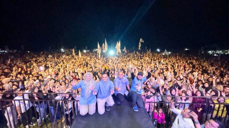 Andre Rosiade: Massa Konser Prabowo-Gibran di Limapuluh Kota Lebih dari Kampanye Anies 1 KONSER INDONESIA MAJU SUKSES—Ketua TKD Prabowo-Gibran Sumbar Andre Rosiade, caleg DPR RI Gerindra Dapil Sumbar II Ade Rezki Pratama dan Eriza Chaniago, Caleg DPRD Sumbar Dapil V (Payakumbuh dan Limapuluh Kota Wulan Denura, Ketua DPC Gerindra Limapuluh Kota yang juga caleg incumbent DPRD Limapuluh Kota Deni Asra, ikut hadir bersama belasan ribu orang dalam konser Indonesia Maju Prabowo-Gibran ke-4 di Kabupaten Limapuluh Kota, Kamis (25/1) malam.