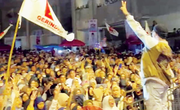 PENONTON MEMBELUDAK— Ketua Tim Kampanye Daerah (TKD) Prabowo-Gibran Sumbar H Andre Rosiade,  menghadiri Konser Indonesia Maju Prabowo-Gibran di Kota Padang Panjang, Sumbar, Sabtu (27/1) malam.