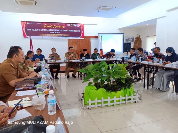 HADIRI RAKOR— Penjabat Wali Kota Sawahlunto Zefnihan menghadiri rapat koordinasi Tata Kelola Logistik dan Persiapan Pendistribusian Logistik Pemilu tahun 2024 yang diselenggarakan Komisi Pemilihan Umum (KPU) Kota Sawahlunto, di Khas Ombilin Hotel Kota Sawahlunto.