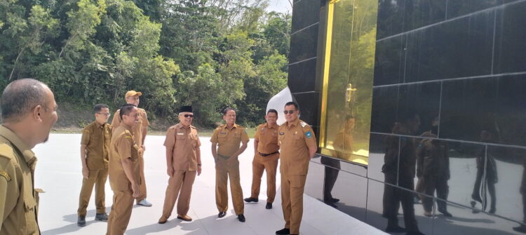 KUNJUNGAN—PJ Sawahlunto Zefnihan kunjungi Miniatur Manasik Center Kandi Kota Sawahlunto.