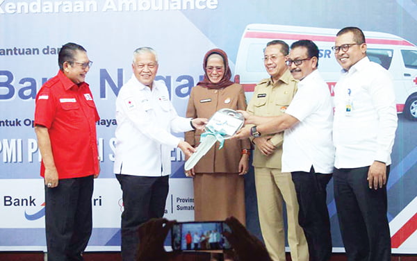 PMI Sumbar Terima Bantuan 1 Unit Mobil Ambulans dari Bank Nagari 1 terima— Ketua PMI Sumbar, Aristo Munandar menerima satu unit mobil ambulans dari Direktur Utama Bank Nagari, Muhammad Irsyad disaksikan oleh Kepala Dinas Kesehatan Sumbar, Lila Yanwar dan jajaran PMI Sumbar
