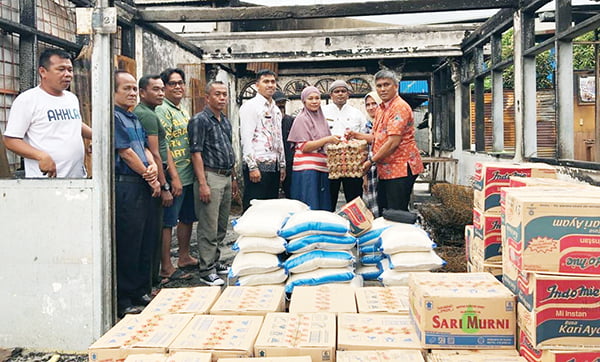 BANTUAN SEMBAKO—PT Semen Padang menyerahkan bantuan sembako kepada korban kebakaran yang menimpa tiga rumah di Kampung Baru, RT 3, RW I, Kelurahan Pampangan Nan XX, Kecamatan Lubuk Begalung, Jumat (19/1).