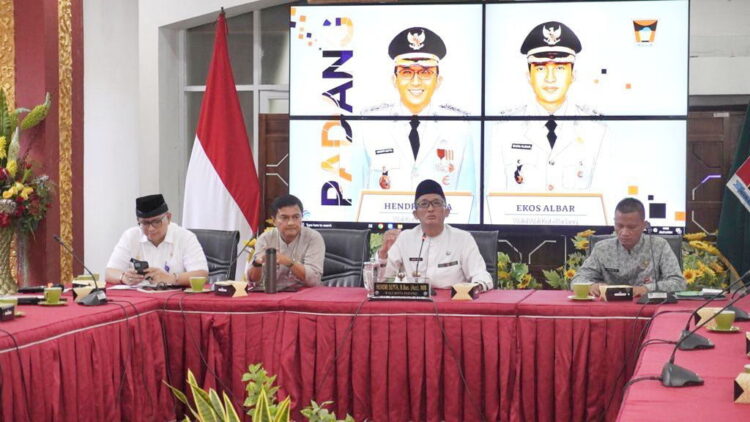 PADANG BAGORO SERENTAK— Wali Kota Padang Hendri Septa bersama Sekda Andree Algamar, Asisten II Didi Aryadi dan pejabat lainnya, mengikuti rapat ‘Padang Bagoro’ yang akan dilaksanakan serentak diseluruh wilayah Kota Padang, Jumat (26/1).