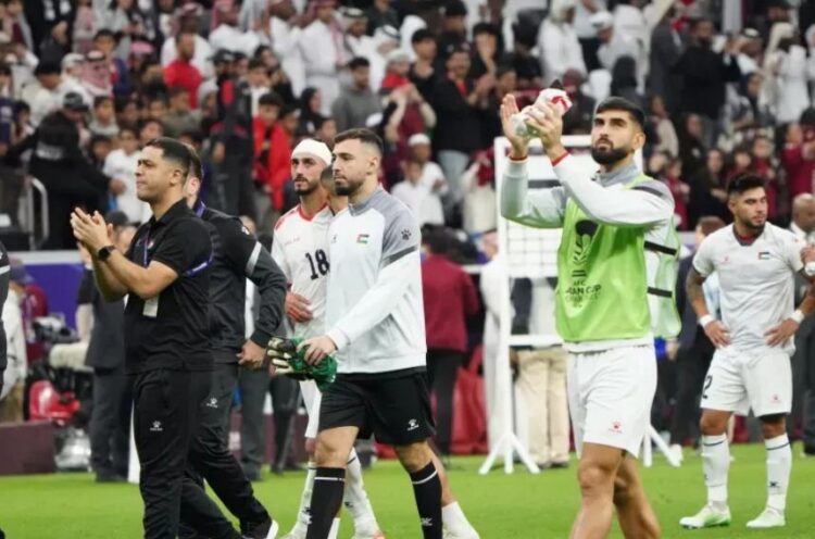 APRESIASI— Potret pemain Palestina yang memberikan apresiasi kepada para fans usai pertandingan dibabak 16 besar Piala Asia.