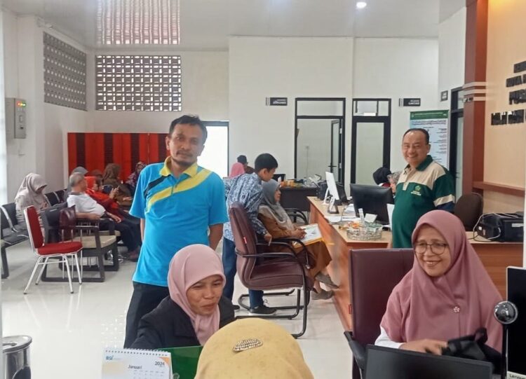 PEMBUATAN PASPOR— Sejumlah CJH mendatangi kantor Kementerian Agama (Kemenag) Kota Padang Panjang untuk pembuatan paspor.