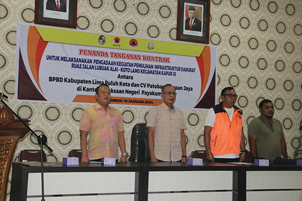 PEMULIHAN INFRASTRUKTUR —BPBD Limapuluh Kota dan CV Patobas Harapan Jaya melakukan penandatangan kontrak untuk kegiatan pemulihan infrastruktur darurat ruas jalan Lubuak Alai-Koto Lamo Kapur IX, di Aula Kantor Kejaksaan Negeri Payakumbuh, akhir pekan lalu.