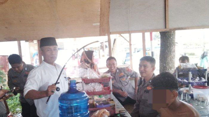 TAWURAN— Polisi bersama warga mengamankan dua pelajar SMP yang tawuran membawa celurit.