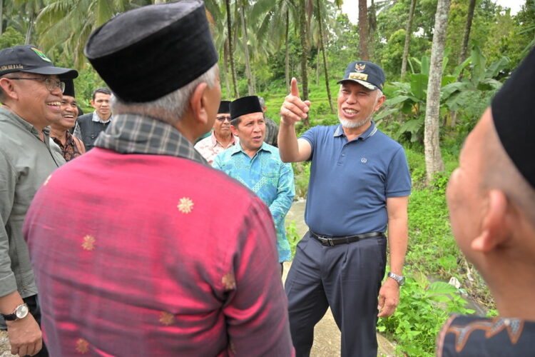 Gubernur Mahyeldi Pastikan, Pembangunan SMA 3 Gunung Talang Dimulai Tahun Ini 1 DIALOG—Gubernur Mahyeldi bersama OPD dialog dengan warga saat peninjauan lokasi yang direncanakan akan dibangun USB di Gunung Talang, Kabupaten Solok.