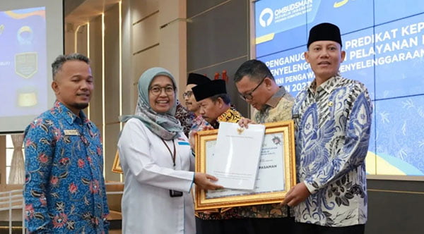 TERIMA PENGHARGAAN— Bupati Pasaman Sabar AS penghargaan dari Ombudsman Republik Indonesia dengan predikat A.