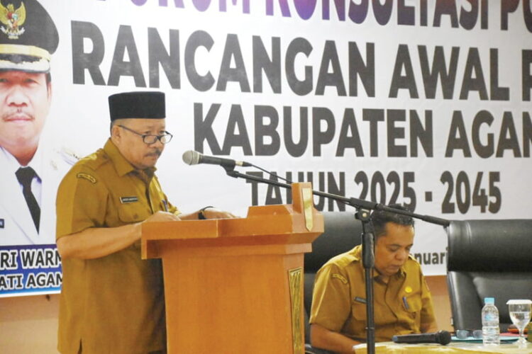 JABARKAN— Bupati Agam, Andri Warman, menyampaikan RPJPD yang memuat penjabaran visi, misi, arah kebijakan dan sasaran pokok pembangunan daerah untuk 20 tahun yang akan datang, Senin (15/1).