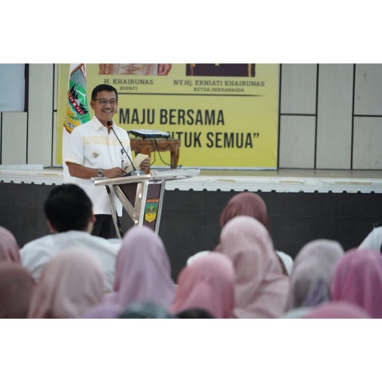 SAMBUTAN—Bupati Solok Selatan  Khairunas berikan sambutan pada acara dalam Peningkatan Disiplin ASN Khususnya PPPK, kemarin.