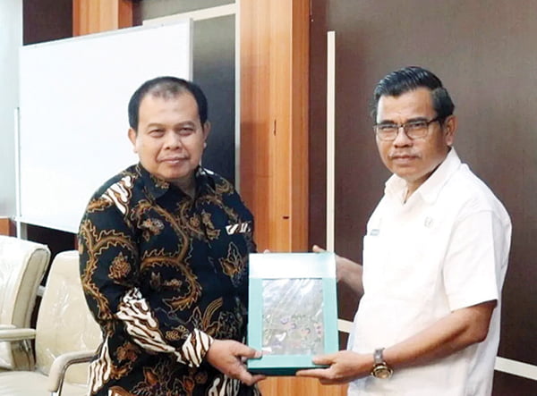 CINDERAMATA— Sekda Bukittinggi, Martias Wanto menerima cinderamata dari Sekda Purworejo, Said Romadhon disela kunjungan kerja Pemkab Purworejo ke Bukittinggi, Kamis (18/1).