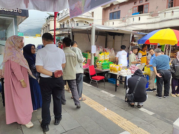 PASAR MURAH— Pemko Padangpanjang menggelar Operasi Pasar Murah Komoditas Barang Kebutuhan Pokok, Jumat (26/1) di pedestrian Pasar Pusat. Kegiatan ini merupakan kerja sama Disperdakop UKM bersama Bulog Cabang Bukittingi serta Dispangtan dengan Toko Tani Indonesia Center (TTIC) Dinas Pangan Sumbar.