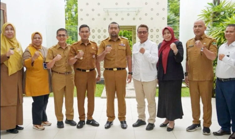 PERTEMUAN BERSAMA PEMPROV— Wawako Padang Ekos Albar menghadiri pertemuan lanjutan, membahas pengembangan KWT Gunung Padang bersama Wakil Gubernur Sumbar Audy Joinaldy, di rumah pribadi wagub, Senin (8/1).