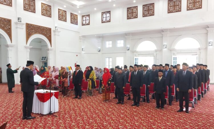 Awal Tahun, 81 Pejabat Baru Pemko Bukittinggi Dilantik 1 SUMPAH JABATAN— Wali Kota Bukittinggi Erman Safar melakukan pengambilan sumpah jabatan 81 pejabat baru di lingkungan Pemko Bukittinggi, Selasa (2/1) di Balairung Rumah Dinas Wali Kota.