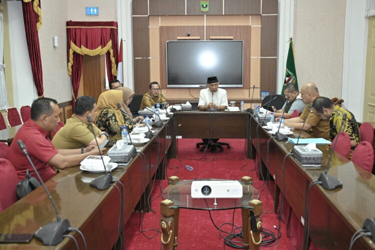 Dukung Sektor Pertanian dan Pariwisata, Pemprov Sumbar Perbaiki Jalan Ombilin-Batusangkar 1 KUNJUNGAN BUPATI TANAHDATAR— Gubernur Sumbar Mahyeldi Ansharullah menerima kunjungan Bupati Tanah Datar, Eka Putra di Istana Gubernur Sumbar, Senin (22/1).