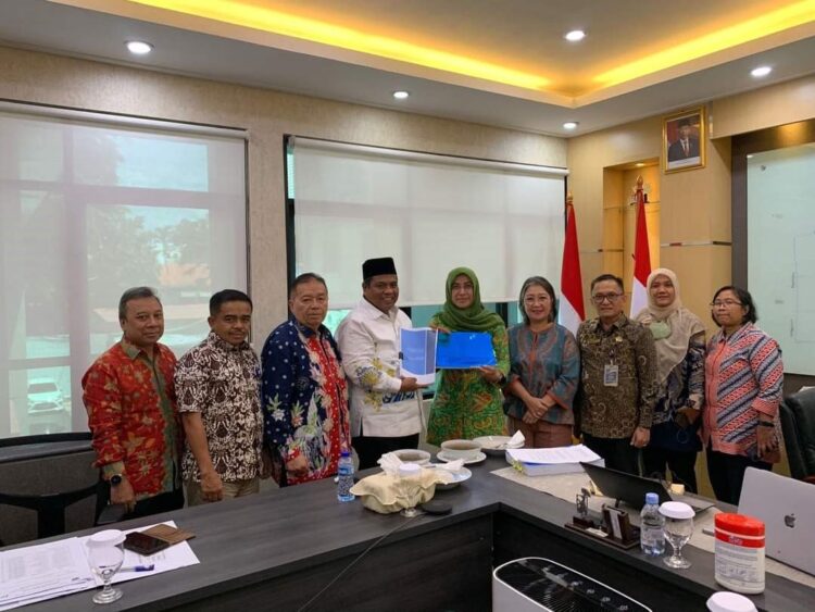 Pengukuran Balita 100 Persen, Pemkab Serahkan Data SSGI-SKI 1 SERAHKAN DATA—Bupati Padangpariaman Suhatri Bur serahkan laporan data SSGI dan SKI kepada BKPK Kementrian Kesehatan RI.