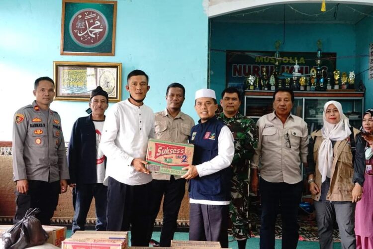 BANTUAN LOGISTIK— Kepala Dinas Sosial PPPA H. Afrizon, S.Ag  menyerahkan bantuan logistik untuk para pengungsi erupsi Gunung Marapi.