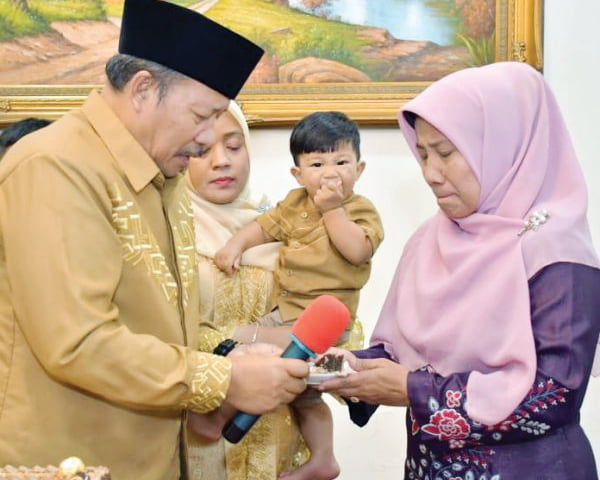 Penuh Haru, Andri Warman Persembahkan Potongan Kue Ulang Tahun Pada Adik Kandung 1 POTONG KUE— Bupati Agam Andri Warman mempersembahkan potongan kue pertama kepada adik kandungnya, Andri Warti, dalam syukuran peringatan 61 tahun usia orang nomor satu di Kabupaten Agam tersebut.