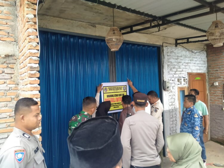 DISEGEL— Petugas gabungan Satpol PP Kabupaten Limapuluh Kota didampingi Anggota Forum Komunikasi Pimpinan Kecamatan Harau melakukan penyegelan kafe yang menjual miras.