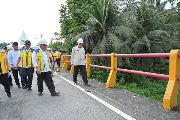 TINJAU JEMBATAN KIAMBANG— Gubernur Sumbar, Mahyeldi Ansharullah mendampingi Menteri PUPR, Basuki Hadimuljono melakukan peninjauan ke Jembatan Kiambang di Kabupaten Padangpariaman, Kamis (11/1).