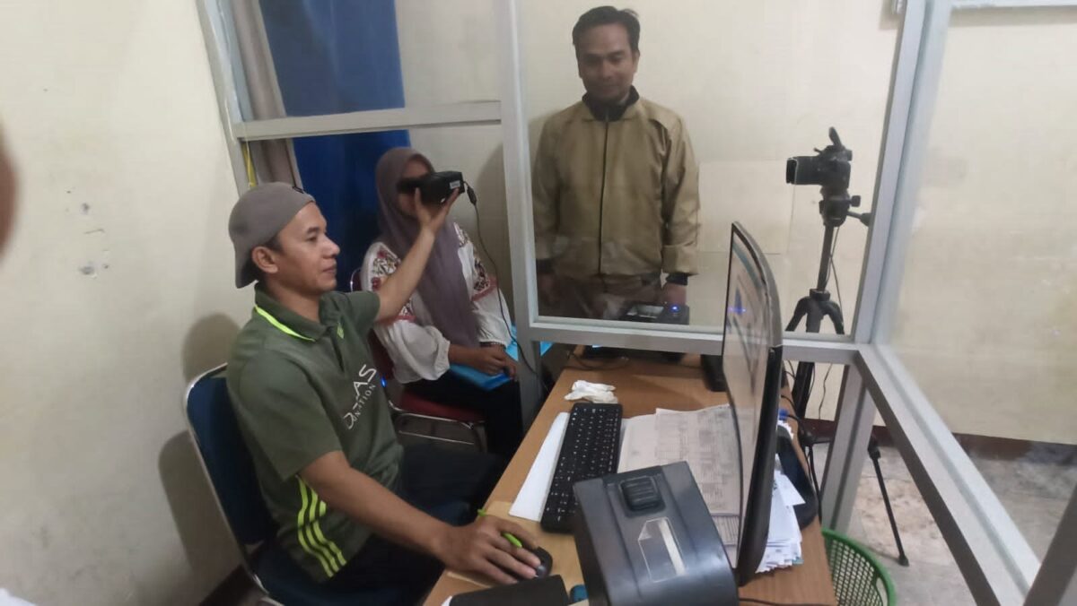 Petugas Disdukcapil Kabupaten Lima Puluh Kota saat melakukan perekaman