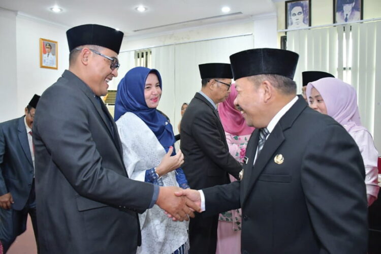 BERI SELAMAT— Bupati Agam Andri Warman memberikan selamat kepada Rahmad Lasmono yang baru saja dilantik menjadi Kepala Bappeda Agam, Kamis (25/1).