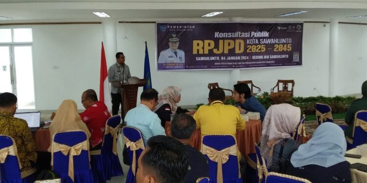 RPJPD 2025-2045 Kota Sawahlunto, Membangun Kawasan Strategis Kota dan Penataan Ruang 1 keynote speaker— Pj Wali Kota Sawahlunto Zefnihan menjadi keynote speaker dalam Konsultasi Publik Rencana Pembangunan Jangka Panjang Daerah (RPJPD) 2025 - 2045 Kota Sawahlunto.