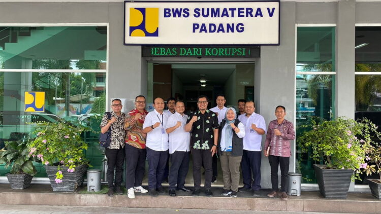 Pj Wako Sawahlunto Koordinasi dengan BWS V, Atasi Banjir Longsor dan PengamananTebing Batang Ombilin 1 FOTO BERSAMA—Pj Wako Sawahlunton Zefnihan foto bersama usai koordinasi dan konsultasi dengan Balai Wilayah Sungai Sumatera V dan Dinas Sumber Daya Air dan Bina Konstruksi Provinsi Sumatera Barat.