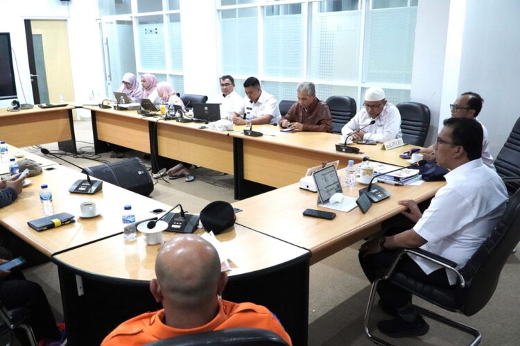 RAPAT ANTISIPASI LETUSAN MARAPI—Pj Wako Padangpanjang Sonny, pimpin rapat koordinasi dengan BPBD dan intansi terkait lainnya sebagai bentuk antisipasi bencana Gunung Marapi, di ruang VIP Balai Kota, Rabu (10/1) malam.