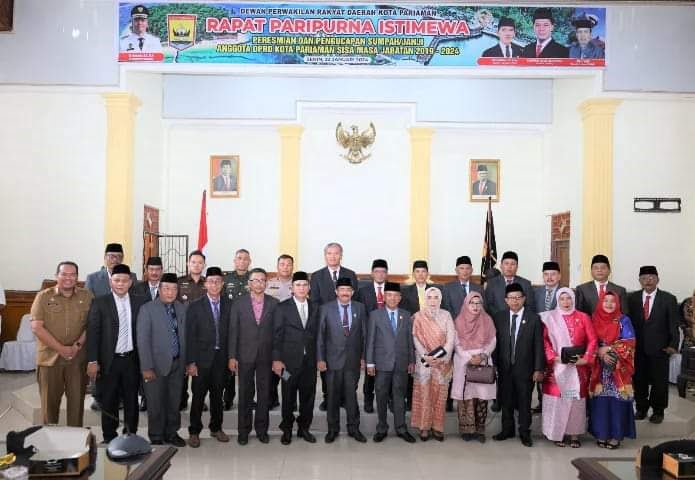 FOTO BERSAMA—Pj Wako Pariaman Roberia bersama unsur pimpinan DPRD Kota Pariaman, usai pelantikan anggota DPRD PAW sisa masa jabatan 2019-2024.