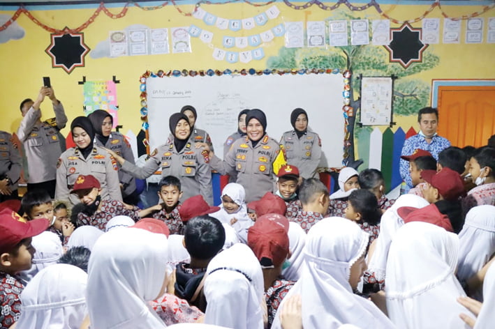 TRAUMA HEALING— Kapolresta Bukittinggi, Kombespol Yessi Kurniati bersama Bagpsi Ro SDM Polda Sumbar beriukan trauma healing kepada anak-anak yang berada di lereng Gunung Marapi, Rabu (17/1).