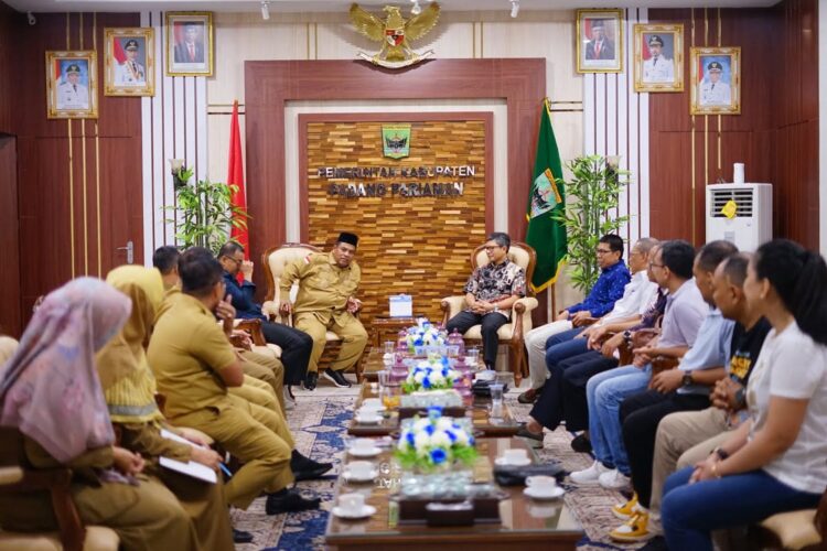 Miliki Potensi Bidang Pertanian dan Perikanan, Dubes RI untuk Vietnam Kunjungi Padangpariaman 1 KUNJUNGAN DUBES— Bupati Padangpariaman Suhatri Bur menyambut kedatangan Dubes RI untuk Vietnam dan rombongan bersama sejumlah Rektor, di ruangan kerjanya.