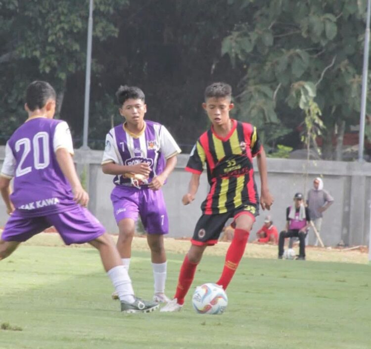 AKSI PEMAIN— Aksi pemain Minang Sejagat FC U-13 saat melawan Bangka Belitung.