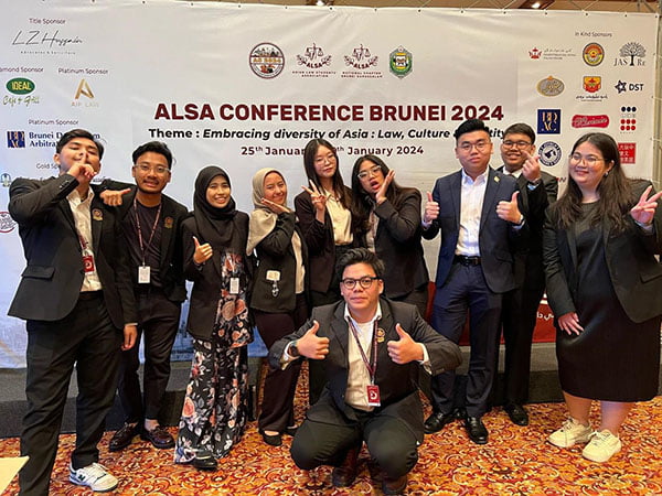 Adhiqhy Putera Imansyah Presiden ALSA Indonesia, Dinobatkan sebagai Presiden Terbaik Internasional 1 FOTO BERSAMA— Presiden ALSA Indonesia ,Adhiqhy Putera Imansyah foto bersama dengan Perwakilan ALSA negara lainnya.