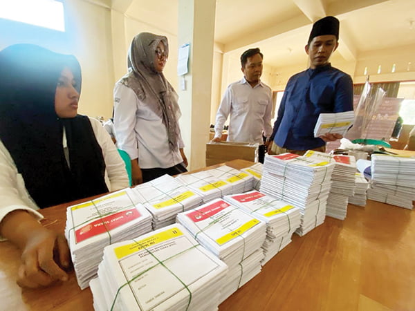 TINJAU— Ketua KPU Kota Payakumbuh, Wizri Yasir saat meninjau proses sortir dan pelipatan surat suara DPD RI di Gudang KPU Kota Payakumbuh, Senin (15/1).