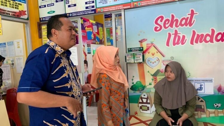 Puskesmas Padusunan Sejak Beroperasi, Layani Pasien Bersalin 1 PELAYANAN PUSKESMAS—Sekretaris Daerah Kota Pariaman, Yota Balad ketika meninjau Puskesmas Kampung Baru Padusunan.