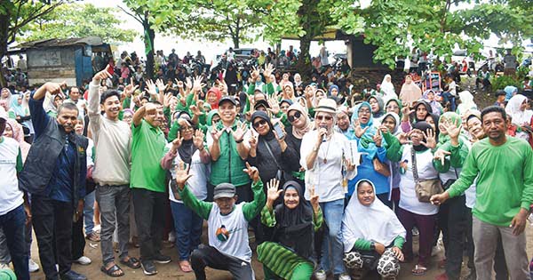 JALAN SEHAT— Rio Anggara, Caleg DPRD Kota Padang Dapil 6 (Padang Barat, Padang Utara, dan Nanggalo) dari Partai PPP nomor urut 7 mengadakan jalan sehat bersama masyarakat, di Lapangan Bola Koto Marapak Kelurahan Olo Kecamatan Padang Barat, Minggu (31/12).