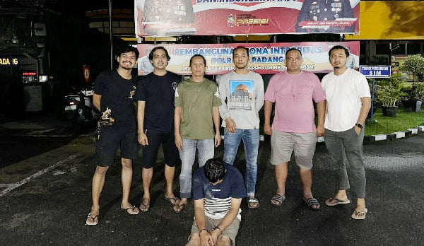 RAMPOK— Pelaku Kani (41) ditangkap Tim Klewang Polresta Padang atas kasus perampokan tas berisi uang dan 200 gram emas milik rekan bisnisnya.