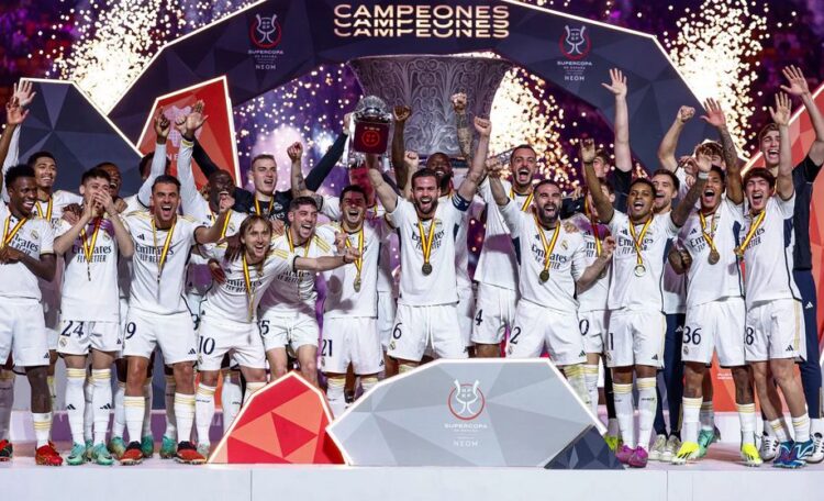 Permalukan Barcelona di Partai Final, Real Madrid Raih Juara Piala Super Spanyol 1 RENGKUH TROFI— Real Madrid rengkuh trofi Piala Super Spanyol usai membekuk Barcelona dengan skor 4-1 di Partai Final yang berlangsung di Awwal Stadium, Riyadh, Arab Saudi, Senin (15/1).