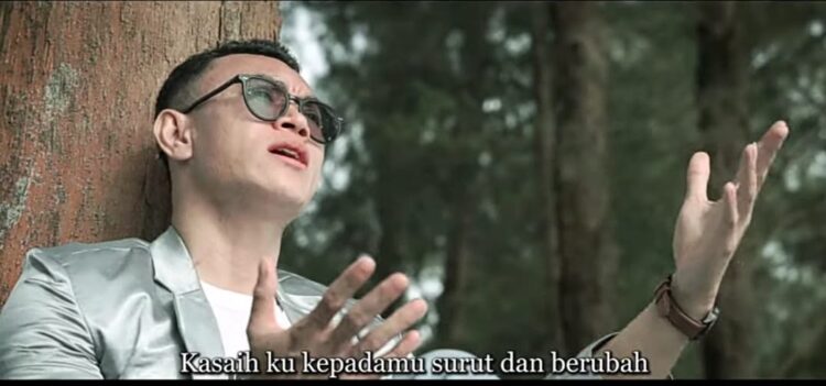 Cover Lagu Melayu, Redi Januari Hadir kembali dengan Satu Nama Tetap di Hati 1 Redi Januari dalam klip cover terbarunya Satu Nama Tetap di Hati