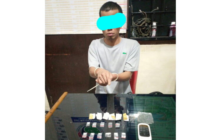 RESIDIVIS DITANGKAP— Pelaku ZF (34) yang diduga sebagai pengedar diciduk Satresnarkoba Polres Payakumbuh dengan barang bukti 12 paket sabu.