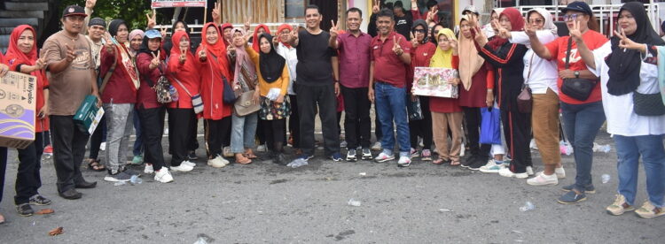 AGENDA RESES —Reses I tahun 2024 Anggota DPRD Kota Padang Budi S, SH bersama masyarakat dan Ketua PD Satria Sumbar, Rudi Syafriadi di Pantai Purus.