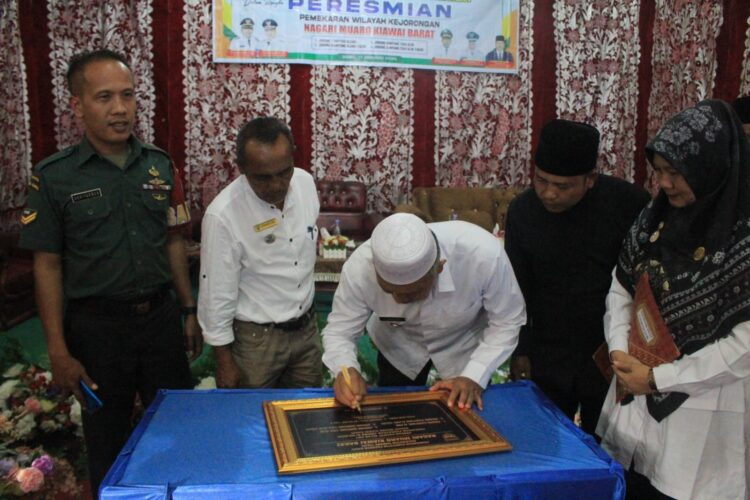 RESMIKAN—Bupati Pasaman Barat (Pasbar) Hamsuardi meresmikan pemekaran wilayah kejorongan di Nagari Situak Ujung Gading, Kecamatan Lembah Melintang dan di Nagari Muaro Kiawai Barat, Kecamatan Gunung Tuleh.