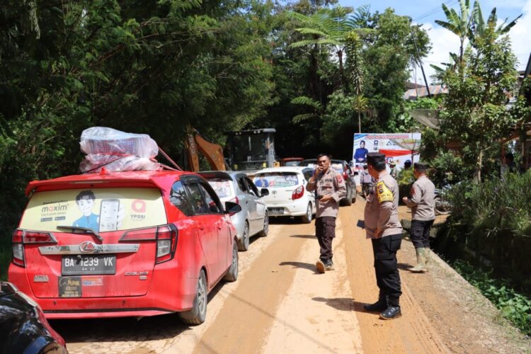 Ruas Jalan Solok-Kerinci Sudah Bisa Dilalui 1 ATUR LALIN— Sejumlah personel Polres Solok sedang mengatur arus lalin pasca longsor di ruas jalan Sumatera Solok - Kerinci, Kemarin ruas jalan ini sudah bisa dilalui kembali oleh kendataan roda empat.