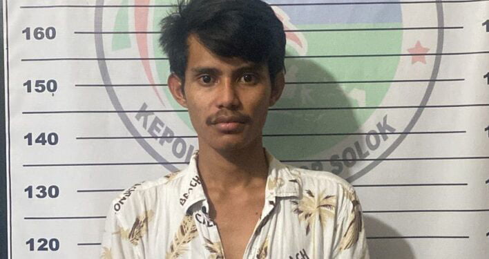 PENGEDAR SABU— Pelaku FA (27) ditangkap jajaran Satresnarkoba Polres Solok dengan barang bukti satu paket sabu dan bong.