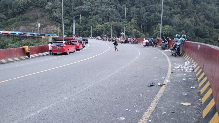 Tidak Hanya di Payakumbuh, Sampah Juga Berserakan di Fly Over Kelok 9 1 KELOK SAMPAH PENUH SAMPAH — Sampah-sampah yang didominasi makanan dan minuman berserakan di sepanjang jembatan Fly Over Kelok 9, Kabupaten Limapuluh Kota.