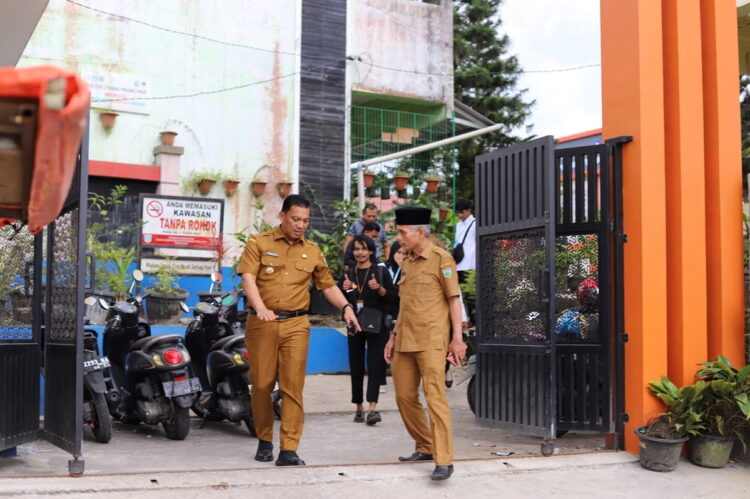 TINJAU SEKOLAH— Penjabat (Pj) Wali Kota, Sonny Budaya Putra didampingi  Kepala Dinas Pendidikan dan Kebudayaan (Disdikbud) Kota Padang Panjang Nasrul, mengunjungi di SD N Komplek Tanah Lapang, Senin (29/1).