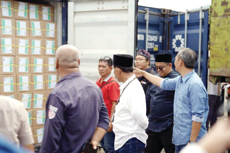 TINJAU LOGISTIK PEMILU— Ketua KPU Sumbar, Surya Efitrimen melakukan peninjauan logistik pemilu 2024 tahap 2 yang sudah tiba di Padang, Selasa pagi (9/1).