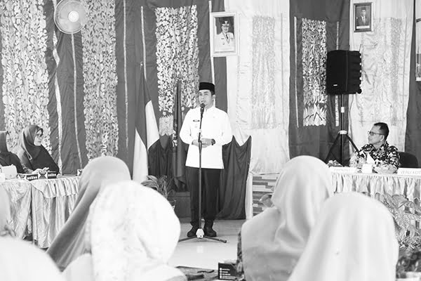 SAMBUTAN—Wakil Wali Kota Solok Dr. H. Ramadhani Kirana Putra, SE, MM berikan sambutan saat melantik 7 orang Kepala Sekolah di Aula SMPN 6 Kota Solok, 
Jumat (19/1).